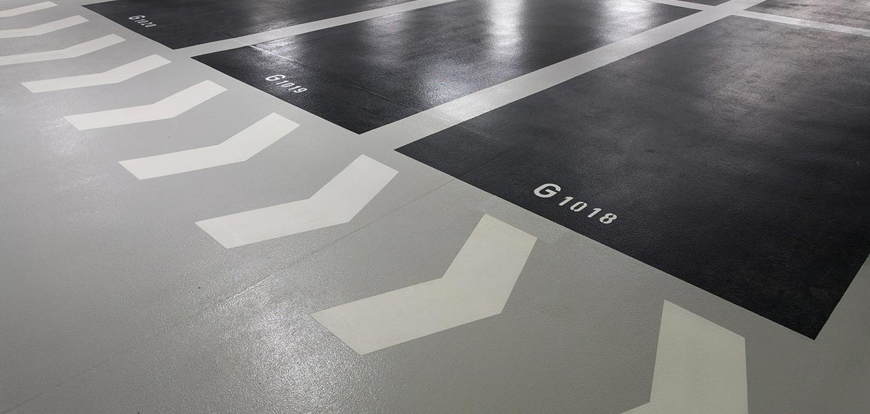 Bodenmarkierung für Parkplätze im Parkhaus