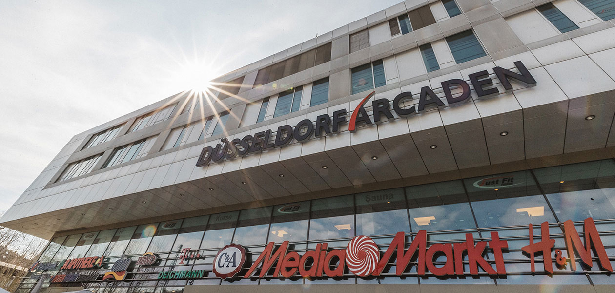 Fassade des Shopping-Centers Düsseldorf Arcaden aus der Froschperspektive