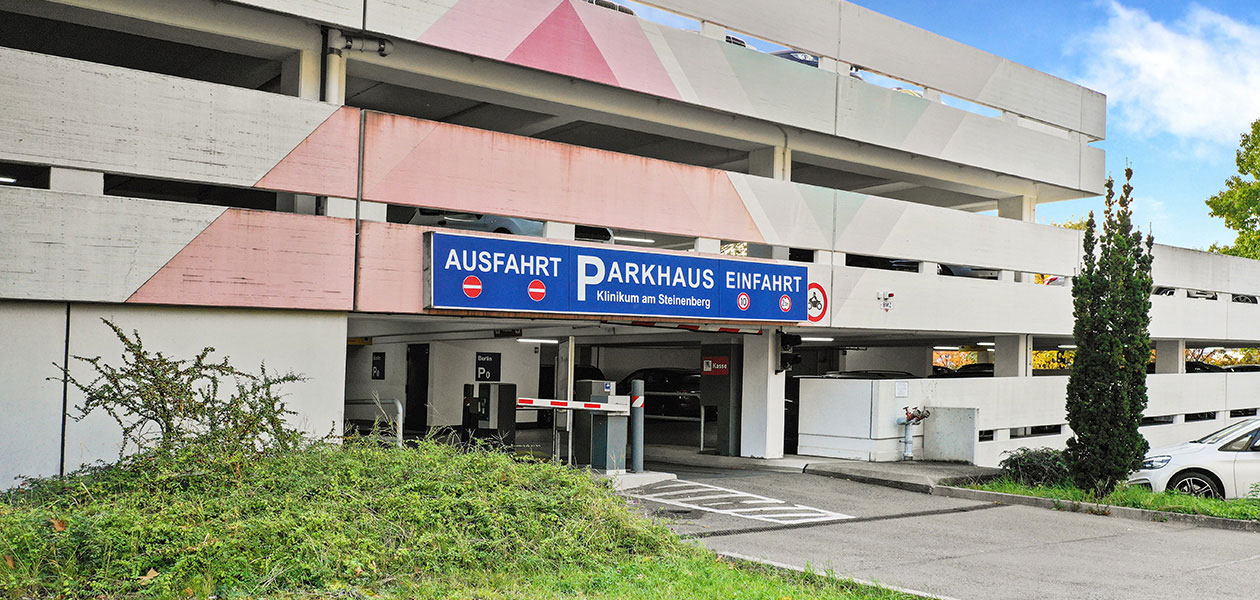 Ein- und Ausfahrt des Parkhauses Klinikum am Steinenberg in Reutlingen
