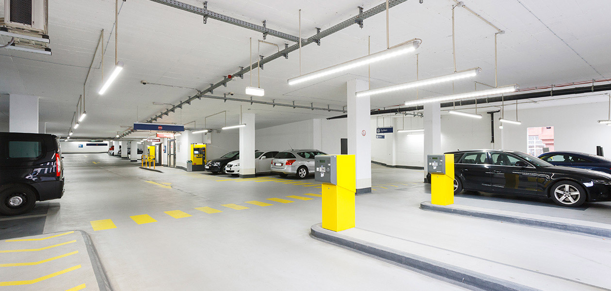 Parkende Autos und Ticketsäulen im Parkhaus Friesenplatz in Köln