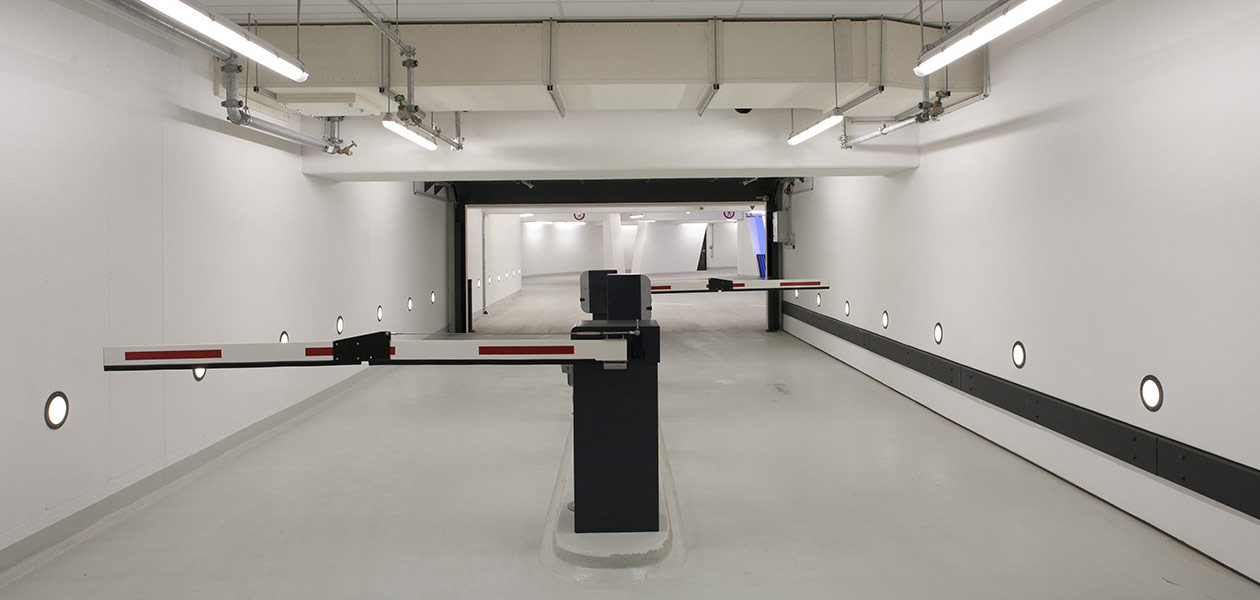 Schrankenanlage an einer Parkhausein- und -ausfahrt