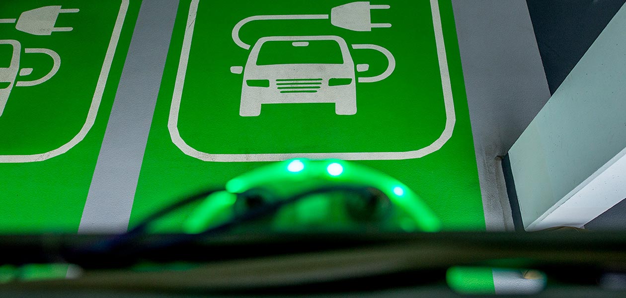 Parkplatz mit Bodenmarkierung für Ladesäulen