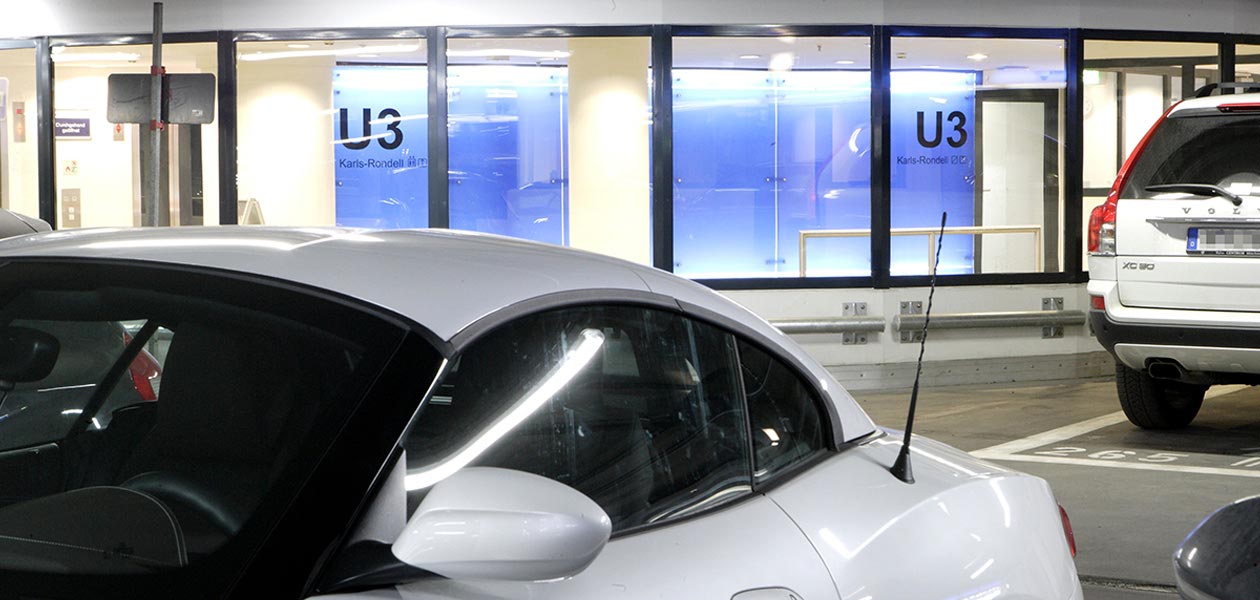 Detailaufnahme parkende Autos in der Tiefgarage Stachus in München