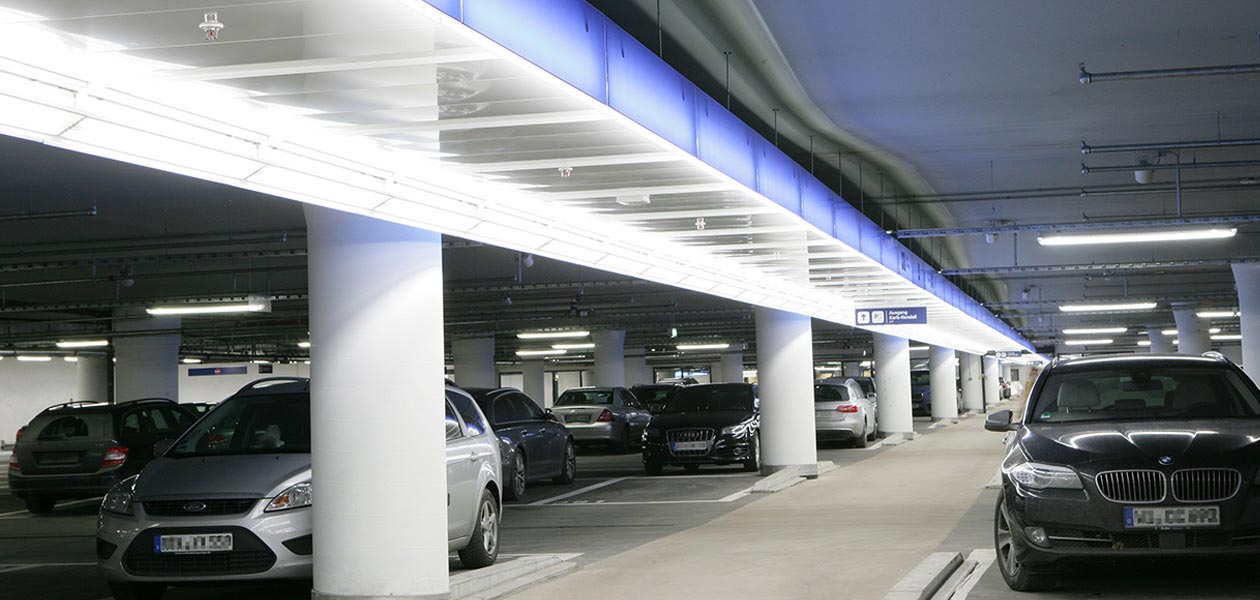 Parkende Autos in der Tiefgarage Stachus in München