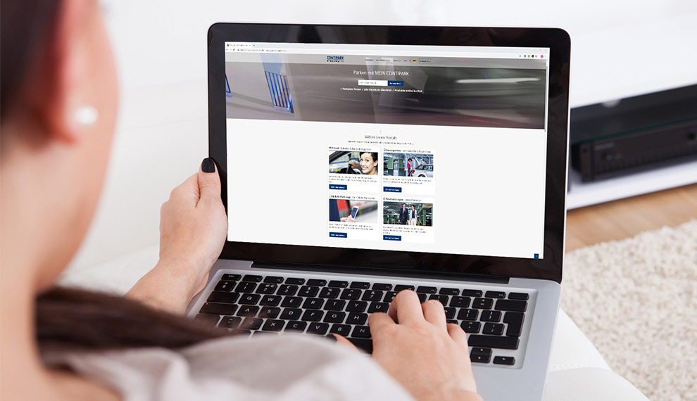 Frau mit Tablet auf dem die Mein Contipark-Website geöffnet ist