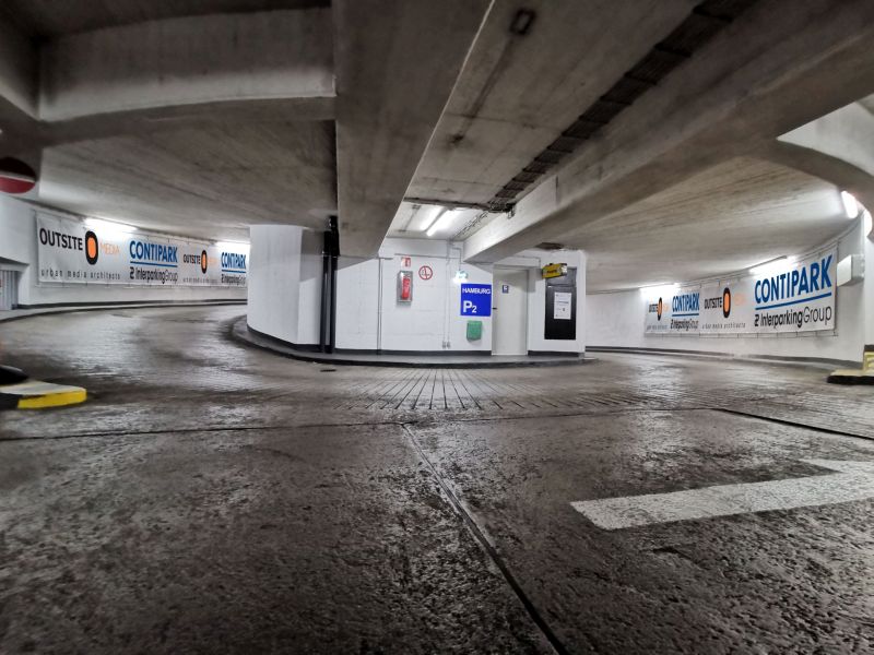 Sicht zu einer Parkhauseinfahrt