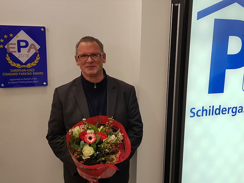 ESPA-Zertifizierungen werden an Parkeinrichtungen vergeben, die eine Reihe von Qualitätsanforderungen erfüllen, um den Besuchern einen sicheren und komfortablen Parkservice zu bieten. Die ESPA Gold-Auszeichnung wird an Parkeinrichtungen vergeben, die diesen Kriterienkatalog deutlich übererfüllen und ihren Nutzern eine außergewöhnliche Servicequalität bieten. Dies wurde den Tiefgaragen „Schildergasse“ und „RMCC“ nun offiziell bestätigt. Beide Parkeinrichtungen sind im vergangenen Jahr eröffnet worden und zeichnen sich durch besonderen Parkkomfort sowie hohe Sicherheitsqualität und Serviceorientierung aus. Breite, mit Einzelplatzerfassung ausgestattete Stellplätze ermöglichen benutzerfreundliches Ein- und Ausparken. Die dynamische Beschilderung und eine durchdachte Wegeleitung für Autofahrer und Fußgänger erleichtern die Orientierung und sorgen für einen optimalen Verkehrsfluss. Darüber hinaus sind beide Parkeinrichtungen auf das KundenServiceCenter von CONTIPARK aufgeschaltet. Dadurch stehen den Kunden bei Fragen und Problemen rund um die Uhr kompetente Ansprechpartner zur Verfügung. Verliehen werden die Qualitätssiegel ESPA und ESPA Gold vom Dachverband der europäischen Parkraumbetreiber, der European Parking Association (EPA).